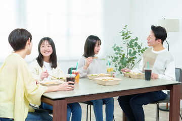 ご飯を食べる家族