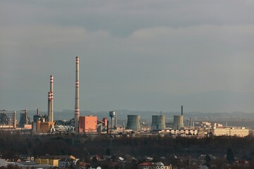 Power station with high chimneys