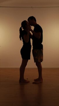 silhueta de casal apaixonado dando beijo e abra&ccedil;o 