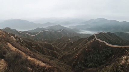 Obraz premium Scenic Mountain Range with Long Wall and Misty Atmospheric Perspective