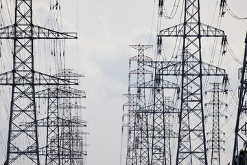 工業地帯に設置されている高圧電線の送電塔