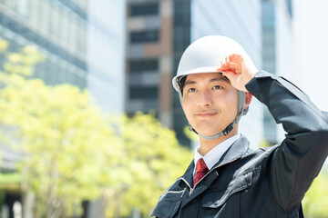 屋外の若い作業員の男性