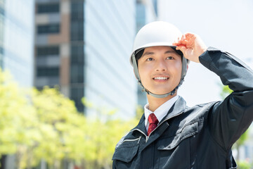 屋外の若い作業員の男性