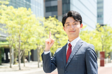 オフィス街の若いビジネスマン