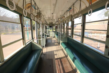 古い路面電車の車内