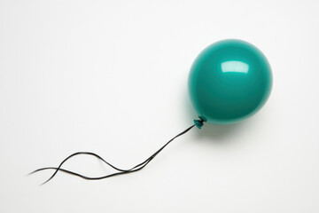 Obraz premium Green balloon with cord on white background