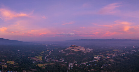 Obraz premium A breathtaking view of a colorful sunset over layered mountain silhouettes, with warm hues of orange, pink, and blue blending seamlessly across the sky.