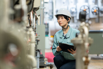 ビルメンテナンスをする女性エンジニア　撮影協力　学校法人電波学園　東京電子専門学校
