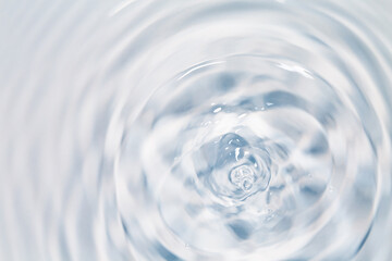 水面に落ちる水滴.