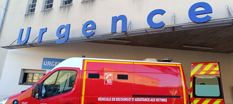 camion de pompier devant les urgences d'un h&ocirc;pital.