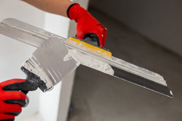 Applying a white leveling layer to the wall - filling the surface for leveling - finishing for painting or wallpaper