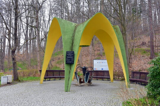 Źr&oacute;dło Wody Mineralnej K-200, odwiert woda lecznicza, Park Zdrojowy, uzdrowisko Kudowa Zdr&oacute;j, Dolny Śląsk, Polska, Europa