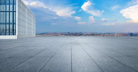 Fototapeta premium Empty square floor on a rooftop overlooking the cityscape