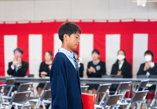 小学校の卒業式に出席する小学生の男の子