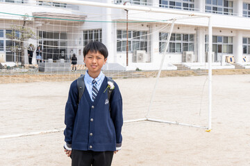 小学校の卒業式に出席する小学生の男の子