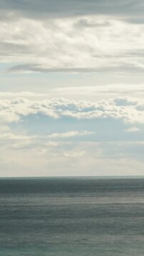 Time-lapse focused on the sea, with the evolution of clouds and visualization of ocean currents.