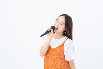 カラオケをする若い女性
