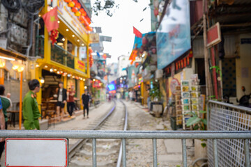 Obraz premium Vietnam Hanoi Train Street on March 25, 2025 For safety reasons, local authorities in Hanoi restrict access to the well-known Train Street.