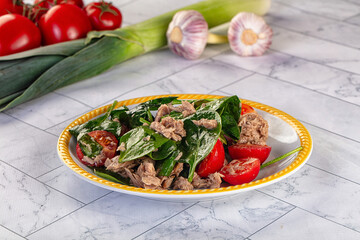 Salad with canned tuna and spinach
