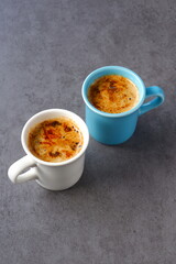 エスプレッソと牛乳を混ぜたコーヒー、カフェ・ラッテが入った、ふたつのマグカップ
