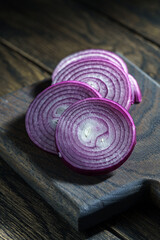 Thinly sliced red onion