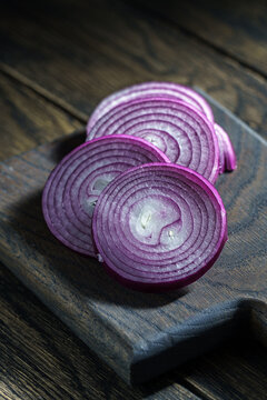 Thinly sliced red onion
