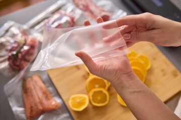 Efficiently Vacuum Sealing Fresh Citrus Fruits for Maximum Storage Time and Flavor Preservation