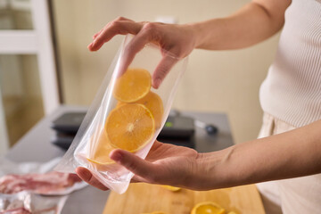 Efficiently Vacuum Sealing Fresh Citrus Fruits for Maximum Storage Time and Flavor Preservation