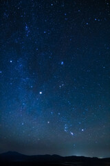美しい星の煌めく夜空と山脈のシルエット。
