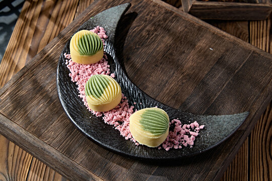 Delicious tea meal wolfberry double color pea durian cake
