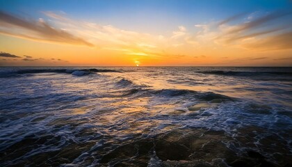 Obraz premium Calming Ocean Waves with Soft Sunset Colors – Serene Seaside Atmosphere