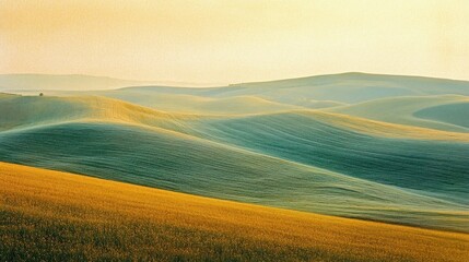 Obraz premium Rolling fields with crops and a distant hazy sky