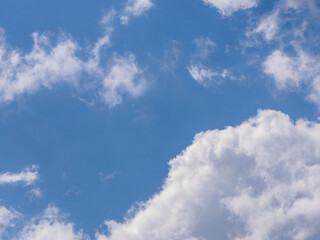 春の空の印象的な雲アップ04
