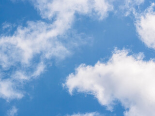 春の空の印象的な雲アップ50