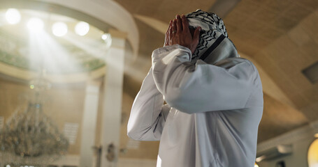 Obraz premium Muslim person, light or praying in mosque to worship for Palestine, help or gratitude to Allah in holy temple. Dua, Islamic religion or asking God for spiritual guidance, blessing or Ramadan Kareem
