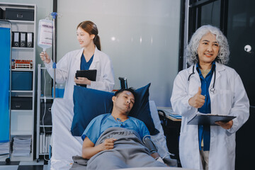 Obraz premium Nurse giving assistance to senior patient with disease in bed. Medical assistant and doctor doing healthcare checkup for pensioner with oxygen tube and IV drip bag in hospital ward.