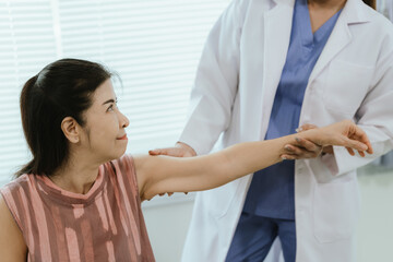 A female physician provides care and assistance to elderly patients during medical consultations, focusing on physical therapy and recovery from conditions such as arthritis.