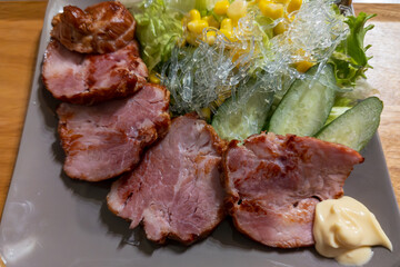 ローストポークとサラダの盛り合わせ