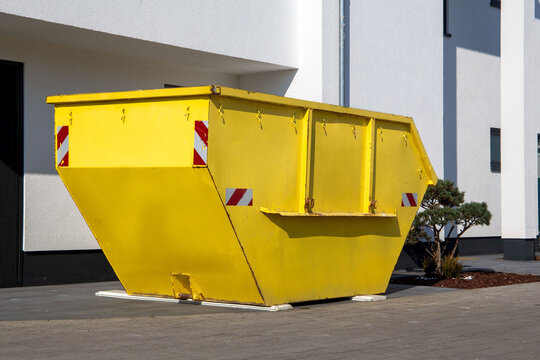 Absetzcontainer vor einem Wohnhaus
