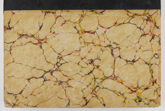Couverture beige avec effet marbre d'un vieux livre ou registre, us&eacute;e. Motif r&eacute;gulier fond vintage de texture de papier ancien pour les arri&egrave;re-plans et les projets cr&eacute;atifs.