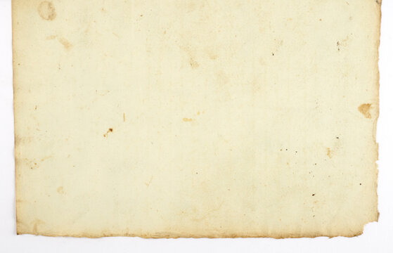 Feuille, page de papier ancien sali et jauni par le temps avec taches isol&eacute;es. Fond vintage de texture de papier ancien pour les arri&egrave;re-plans et les projets cr&eacute;atifs.