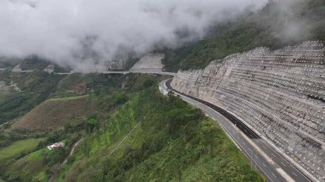 Video a&eacute;reo realizado con drone sobre la nueva v&iacute;a que pertenece a la "Conexi&oacute;n Pac&iacute;fico 1" unidad Funcional 2 en  las zonas rurales de los municipios de Amag&aacute; y Titirib&iacute;, Antioquia, Colombia.