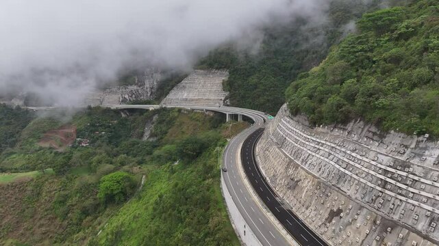 Video a&eacute;reo realizado con drone sobre la nueva v&iacute;a que pertenece a la "Conexi&oacute;n Pac&iacute;fico 1" unidad Funcional 2 en  las zonas rurales de los municipios de Amag&aacute; y Titirib&iacute;, Antioquia, Colombia.