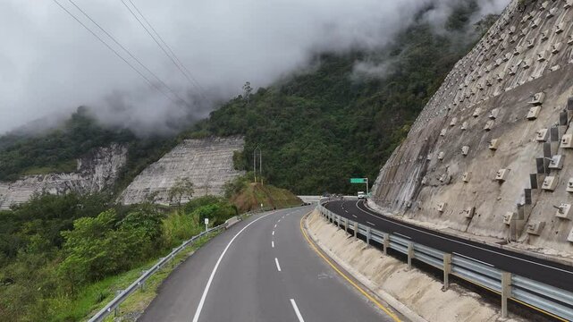Video a&eacute;reo realizado con drone sobre la nueva v&iacute;a que pertenece a la "Conexi&oacute;n Pac&iacute;fico 1" unidad Funcional 2 en  las zonas rurales de los municipios de Amag&aacute; y Titirib&iacute;, Antioquia, Colombia.