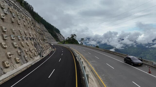 Video a&eacute;reo realizado con drone sobre la nueva v&iacute;a que pertenece a la "Conexi&oacute;n Pac&iacute;fico 1" unidad Funcional 2 en  las zonas rurales de los municipios de Amag&aacute; y Titirib&iacute;, Antioquia, Colombia.