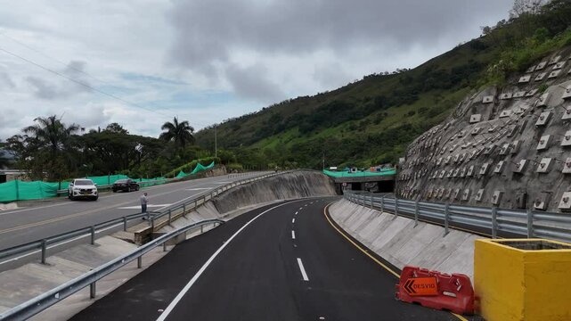 Video a&eacute;reo realizado con drone sobre la nueva v&iacute;a que pertenece a la "Conexi&oacute;n Pac&iacute;fico 1" unidad Funcional 2 en  las zonas rurales de los municipios de Amag&aacute; y Titirib&iacute;, Antioquia, Colombia.