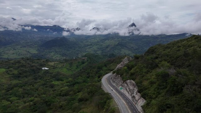 Video a&eacute;reo realizado con drone sobre la nueva v&iacute;a que pertenece a la "Conexi&oacute;n Pac&iacute;fico 1" unidad Funcional 2 en  las zonas rurales de los municipios de Amag&aacute; y Titirib&iacute;, Antioquia, Colombia.