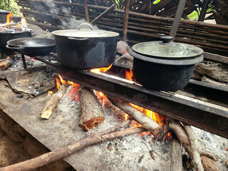 marmite cr&eacute;ole et feu de bois