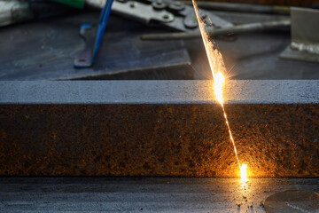  The rust removing on the square shape pipe by laser cleaner machine.