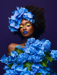 Portret kobiety w otoczeniu niebieskich hortensji. Artystyczny makijaż i kwiatowa stylizacja tworzą luksusowy, surrealistyczny efekt. Idealne do beauty, editorial i reklamy.